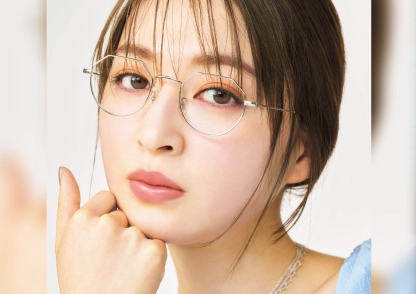 手抜きメイクはNG！トレンドの華奢メガネは色で遊んでおしゃれ度UP♡