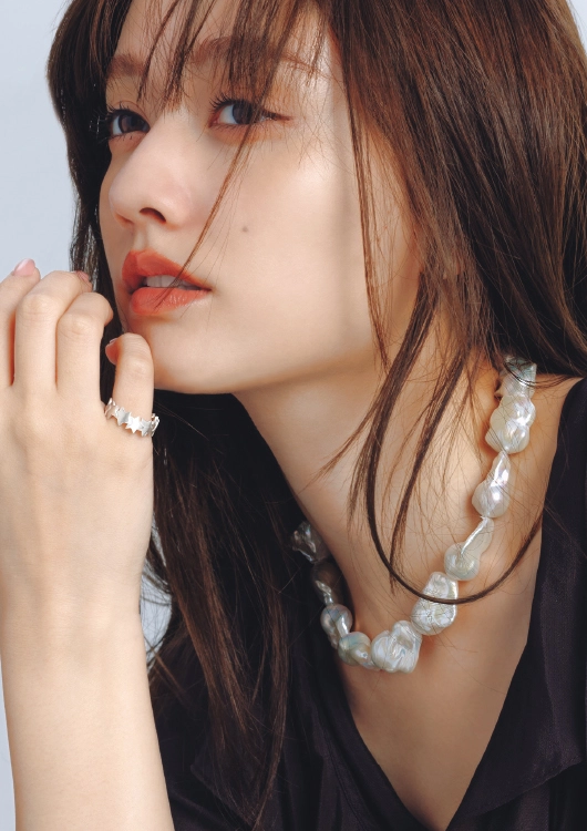 カドーのジュエリーを身につけた谷まりさん