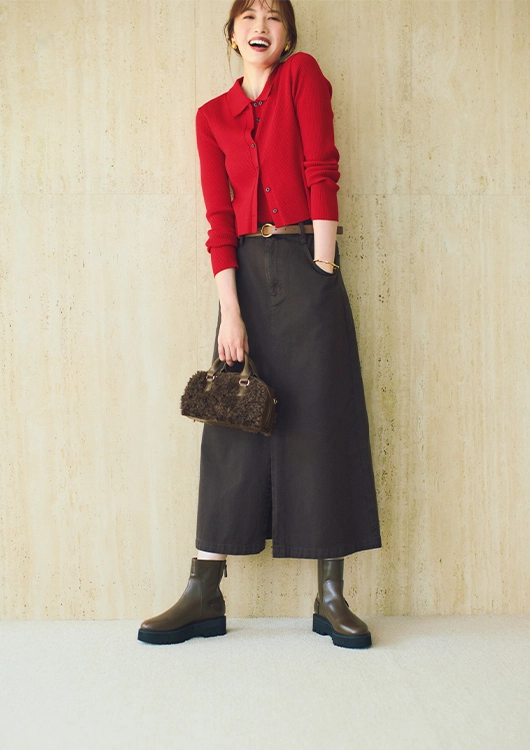 存在感のある赤ニットでブラウンデニスカをプレイフルに