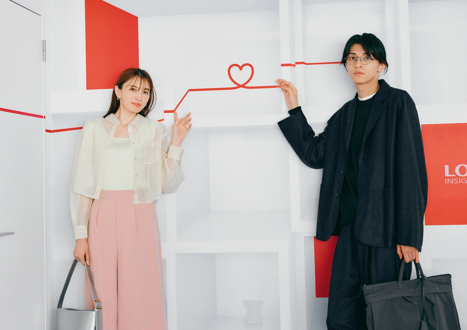 脚長効果でスタイルアップ!短丈シャツ×ピンクパンツで叶える快適通勤コーデ【毎日コーデ】