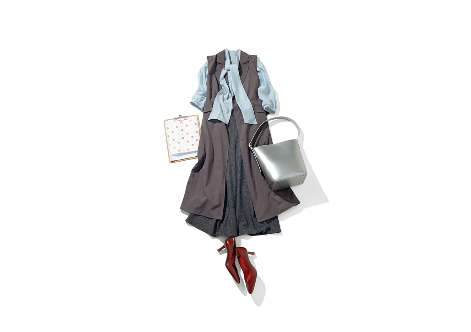 羽織るだけでサマ見え！着回し力の高いロングジレの通勤コーデ【毎日コーデ】