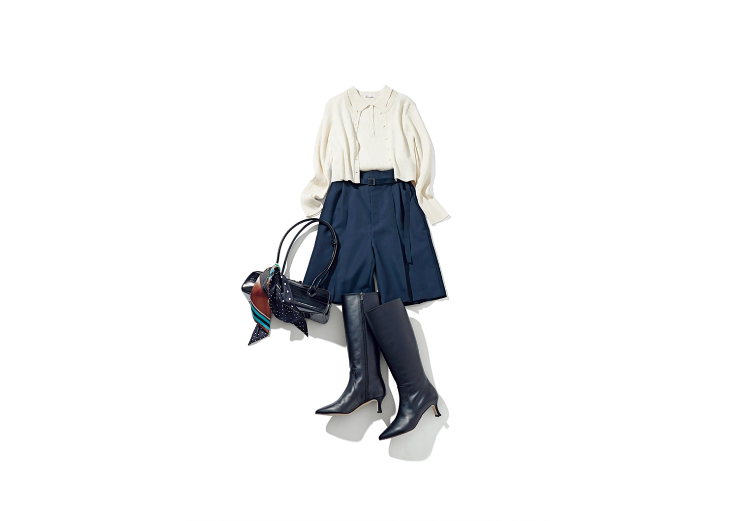 ミニボトムの人気は継続！大人の女性が似合うショートパンツの通勤コーデ【毎日コーデ】