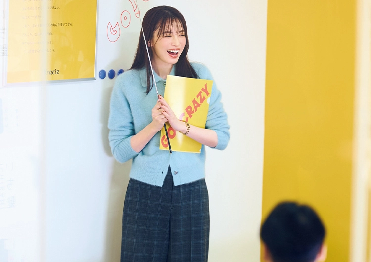 表情が沈まない!会議でもきちんと見えする明るめニットの通勤コーデ【毎日コーデ】