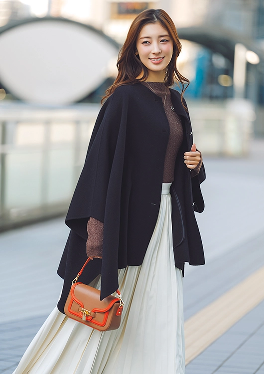 プリーツスカートとのコンビで流れるようなラインを演出