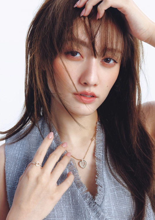 フレッドのジュエリーを身につけた谷まりさん