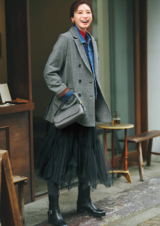 チラリとのぞくデニムジャケットがこなれたムードをプラス! チラリとのぞくデニムジャケットがこなれたムードをプラス!