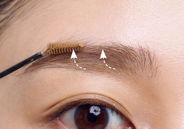 アイブロウマスカラを塗る アイブロウマスカラを塗る