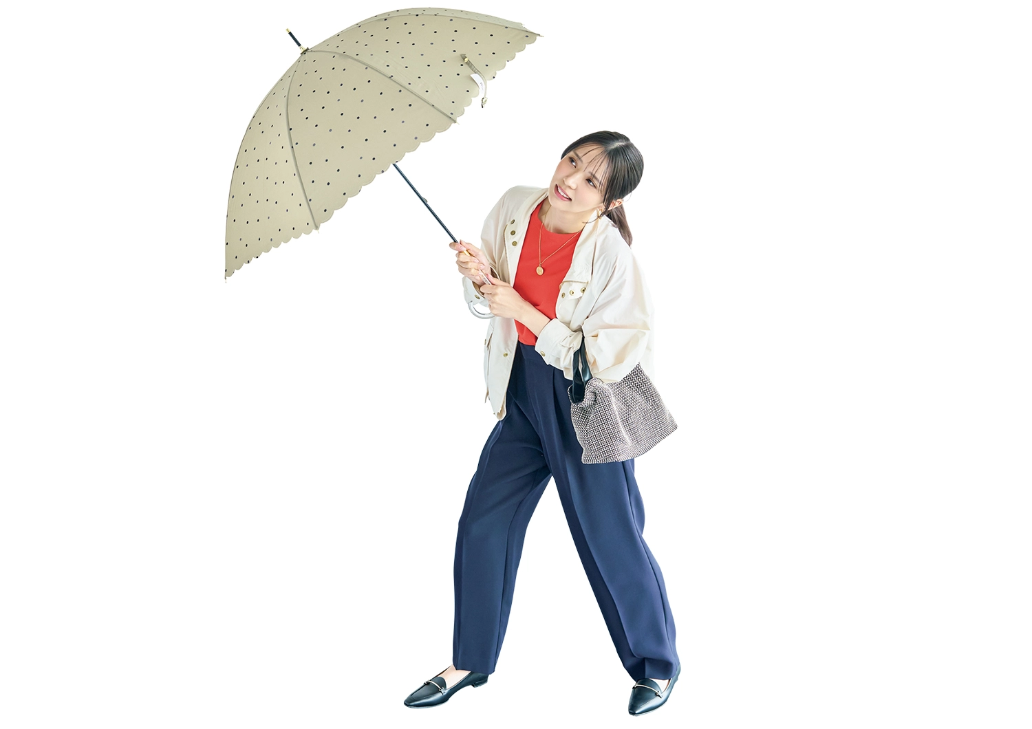 撥水ブルゾンで暴風雨も賢く乗り切る！機能性アイテムでつくる雨の日通勤コーデ【毎日コーデ】