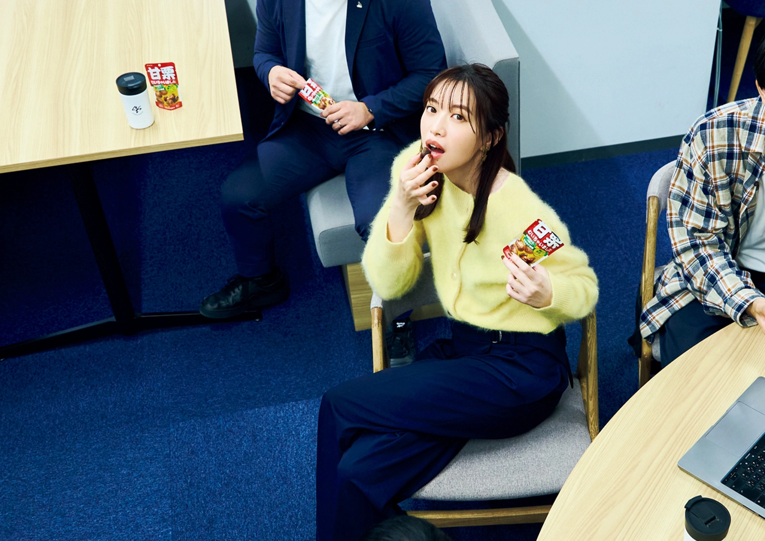 会議続きの日も気分アップ！ハッピーイエローで好印象な通勤コーデ【毎日コーデ】