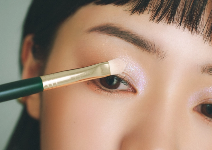 アイシャドウを塗っているところ