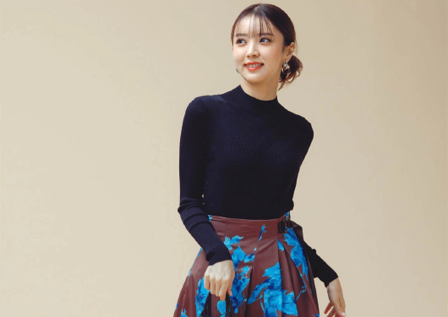 ブラウンの包容力で花柄を品よく♡レディなスカートの好印象通勤コーデ【毎日コーデ】