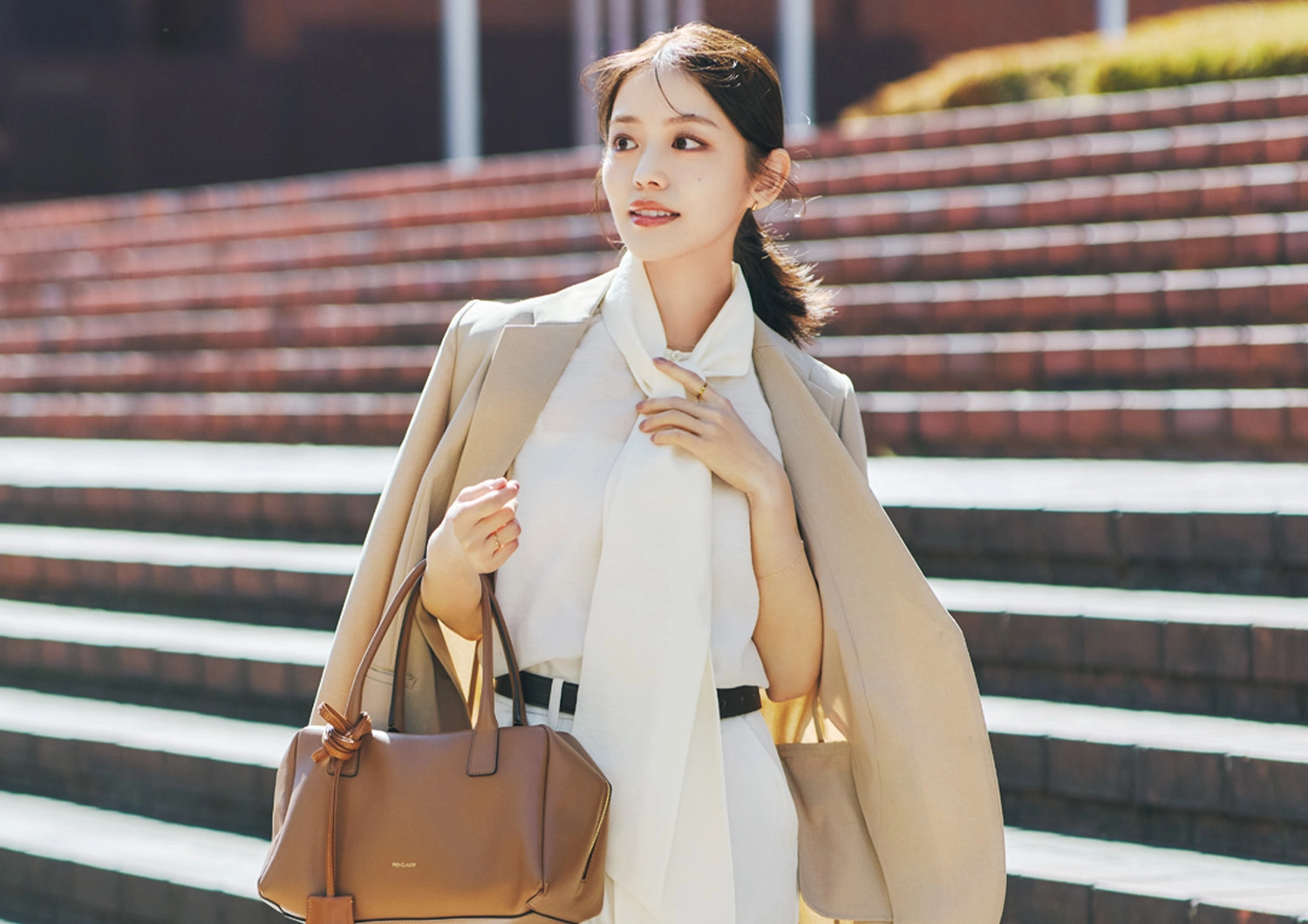 【私服SNAP】白×ベージュの配色コーデがこじゃれてあか抜け見え♡大人女子のリアル通勤コーデ