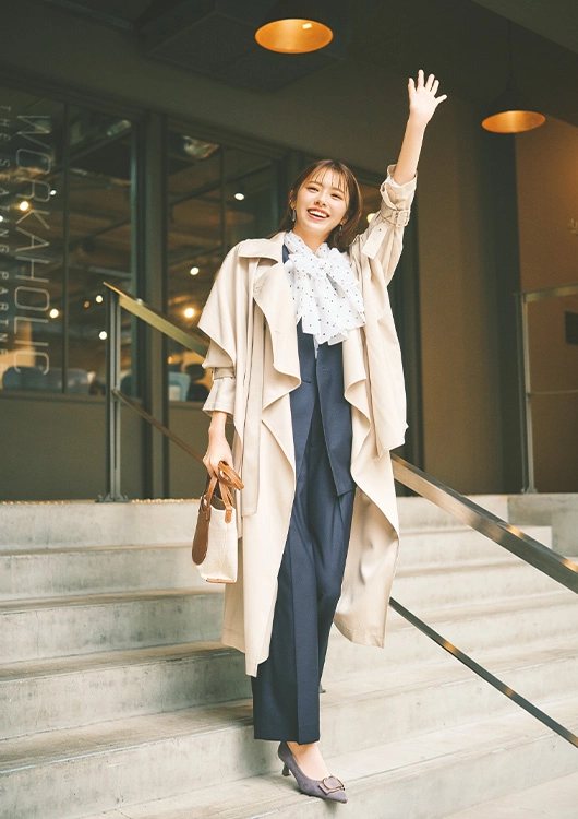 毎日コーデ　鈴木ゆうか　トレンチコート　マルチ2wayブラウス　ジレ　パンツ　ボディバッグ　モチーフ付きパンプス　シルバーピアス