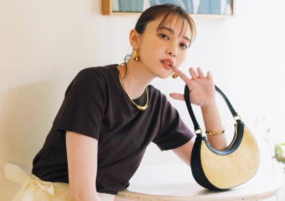 大人のヘルシー抜け感コーデ|アースカラーを女性らしく着こなすコツは?