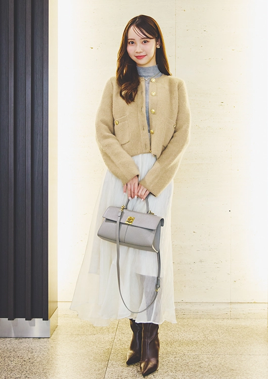 ニットのやわらかさとシフォンでほどよくフェミニンに