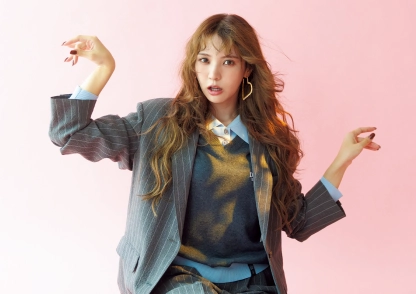 小林由依が着こなす秋のブラウンとトラッドな装い│Season andGIRL-季節に触れて-