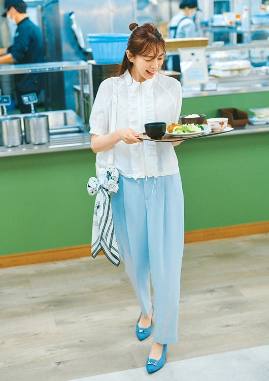 毎日コーデ 宮田聡子 ブルーパンツ×パンプス