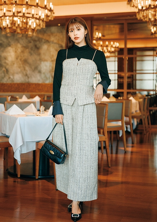 レディなパンツルックで埋もれない個性をアピール