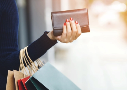 肌への投資は惜しまない！アラサー女子が美容費＆勝負服にかける金額は？