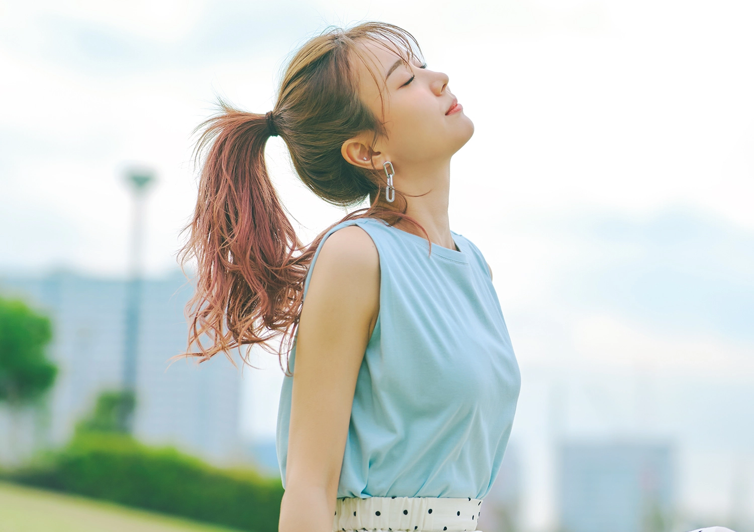 接触冷感で真夏日も快適に！テクいらずで華やかなワンツー通勤コーデ【毎日コーデ】