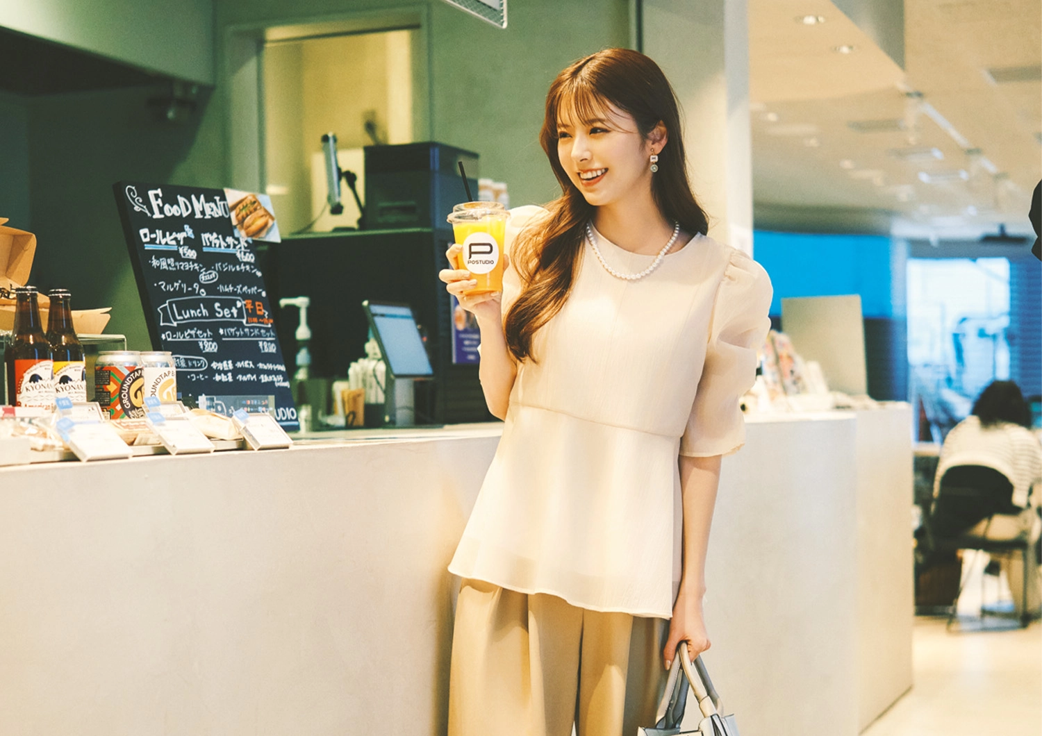 抜け感ブラウスが今っぽい♡ベージュピンクで多幸感たっぷりのフェミニン通勤コーデ【毎日コーデ】