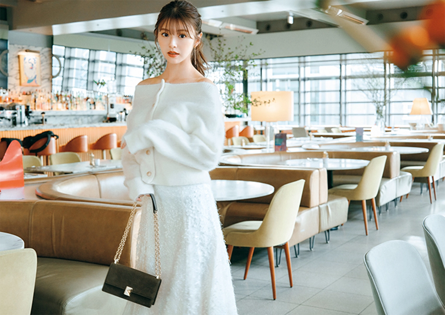 白のワントーンで可憐な印象に♡オフショルニットが主役の休日コーデ【毎日コーデ】