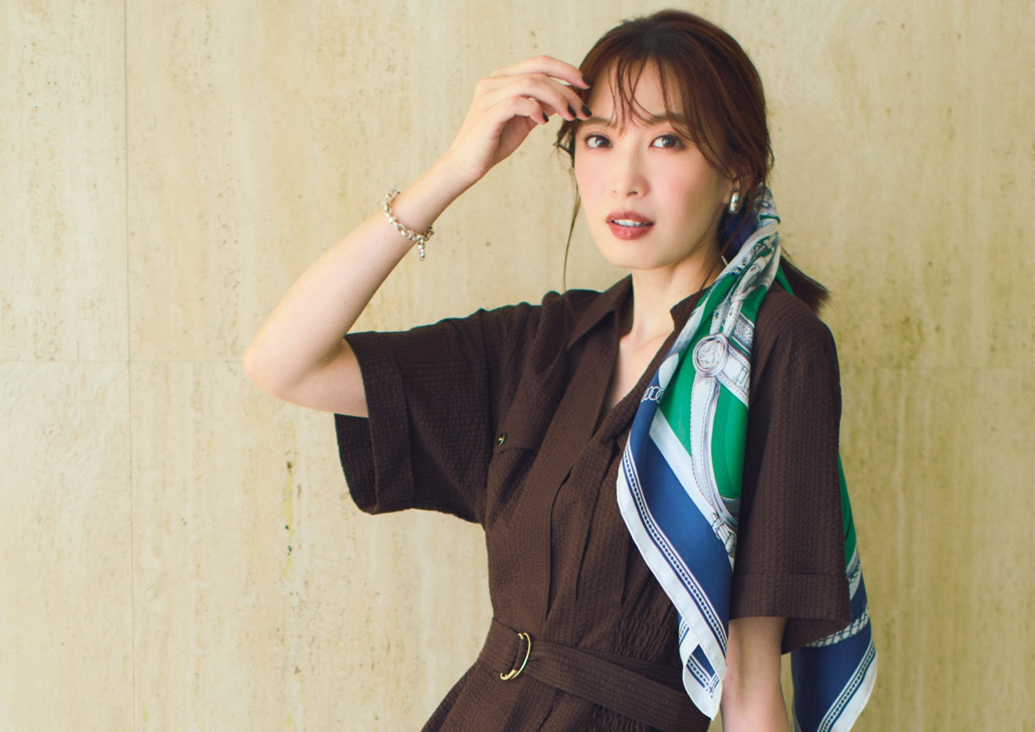 地味見えしがちなブラウンは鮮やかカラーで盛って♡簡単着映えコーデの作り方