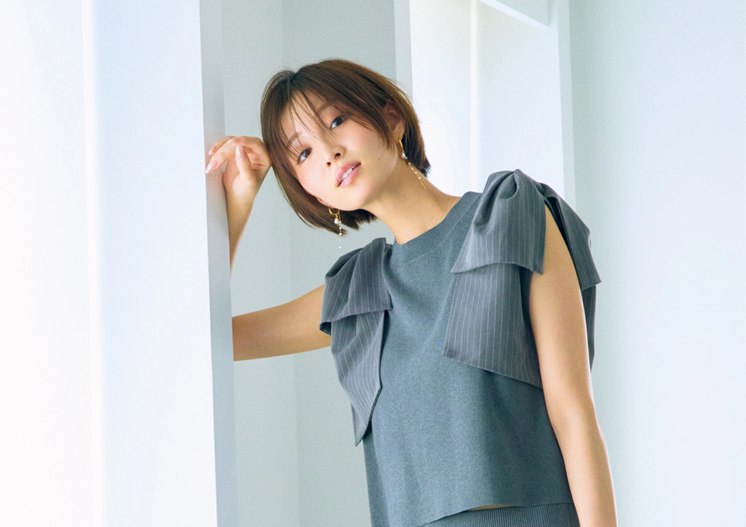 ニット素材で夏っぽさ軽減!通勤もデートも頼れるおすすめセットアップ