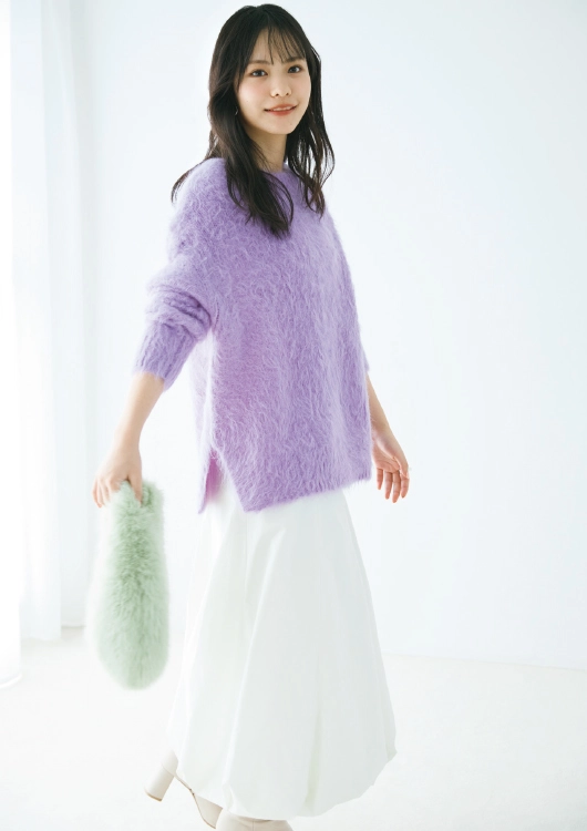 カラーニットを着た中川智尋さん