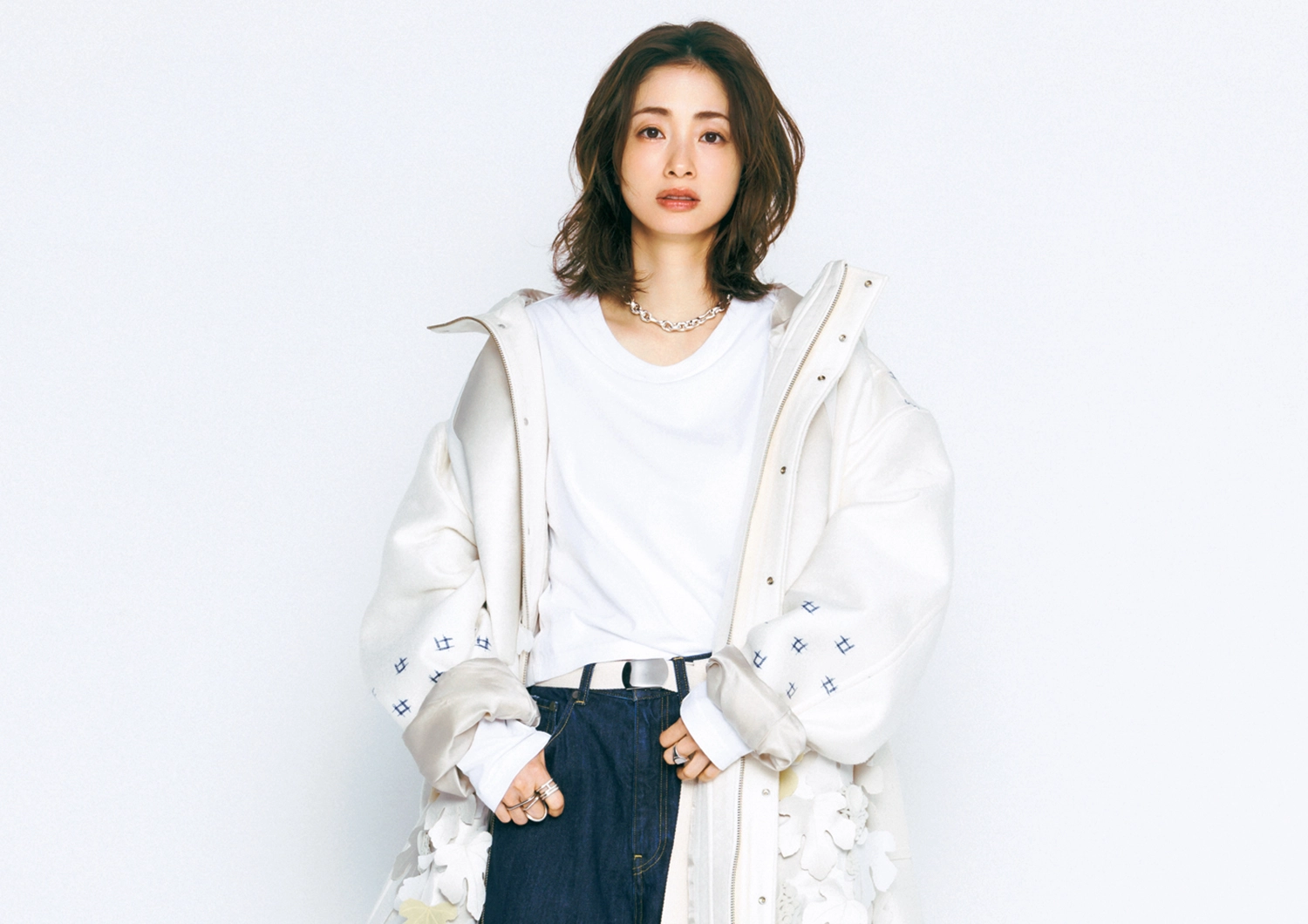上戸彩が着こなす、大人可愛い〝カジュアルな抜け感〟のメイン画像