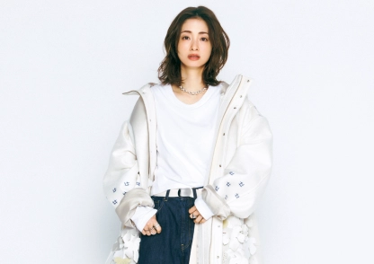 上戸彩が着こなす、大人可愛い〝カジュアルな抜け感〟