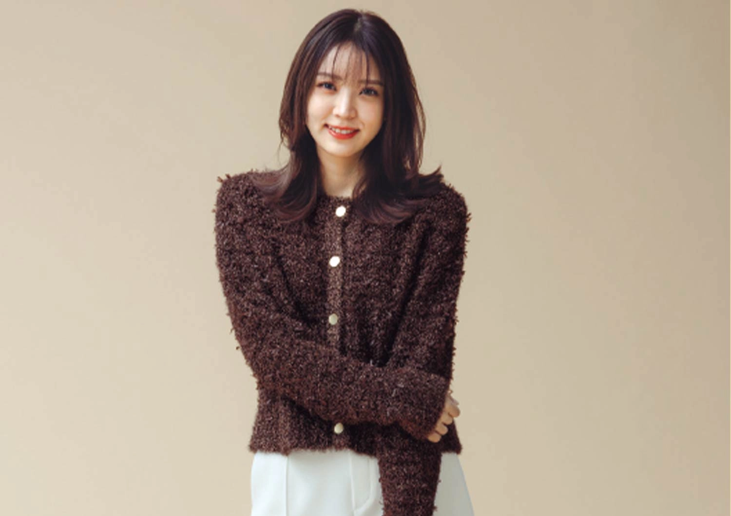 トレンドのブラウンで親近感UP！自然なしゃれ感が漂う通勤コーデ【毎日コーデ】