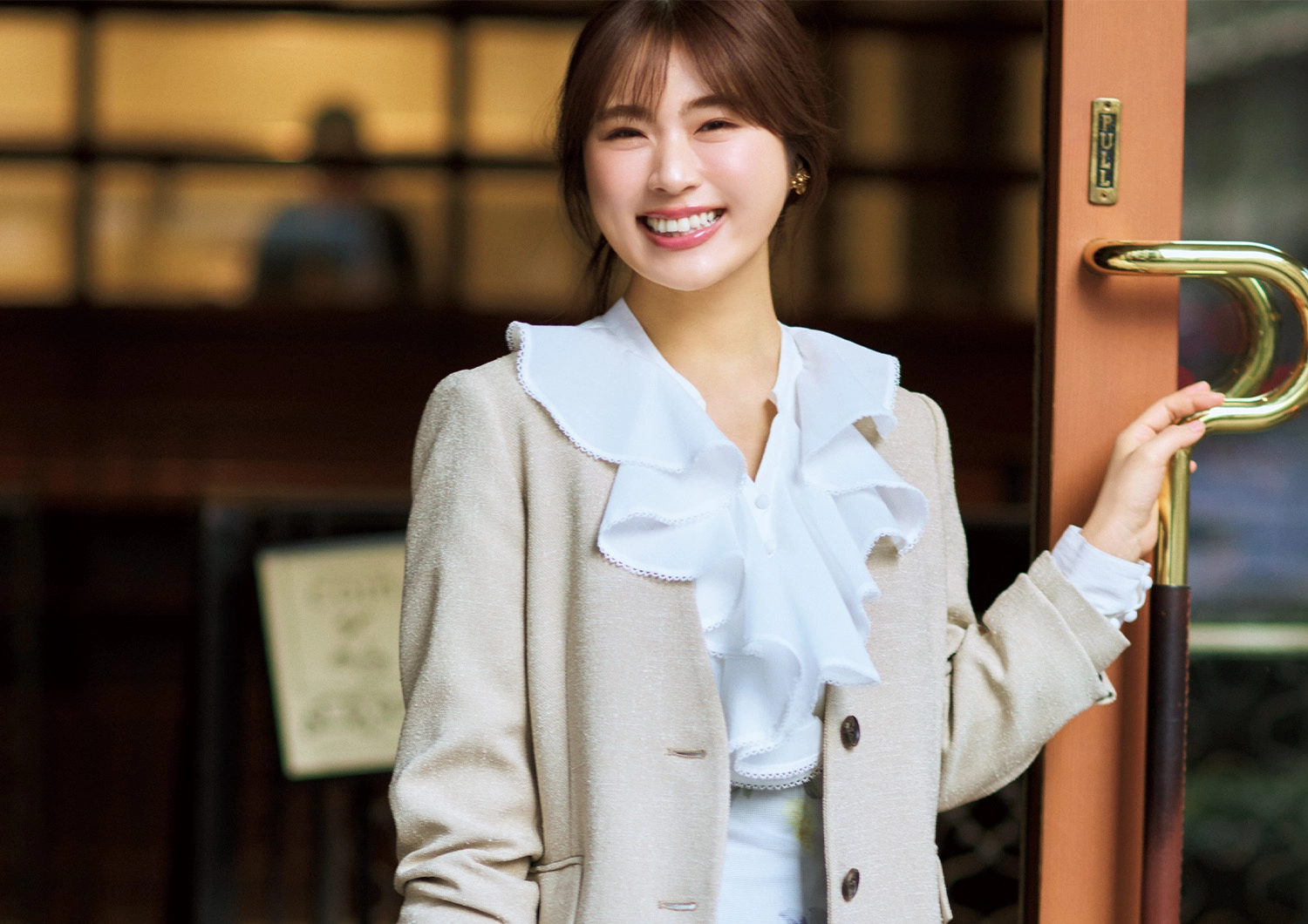 「フリル・レース襟」で上半身映え意識♡春の華やかフェミニンオフィスコーデ