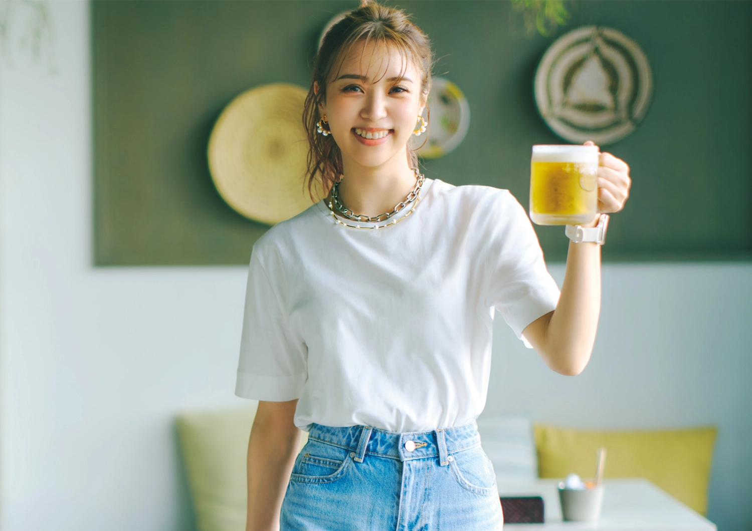 白T×デニムがこなれて見える！アクセ使いで差がつくカジュアル通勤コーデ【毎日コーデ】