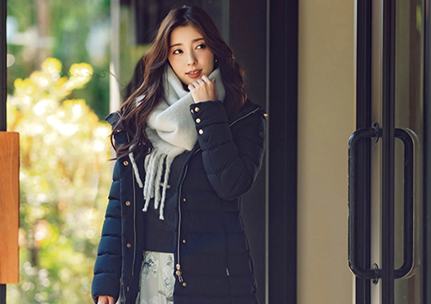 着膨れの心配なし！「ミドル丈ダウン」で叶えるすっきり見えONOFFコーデ