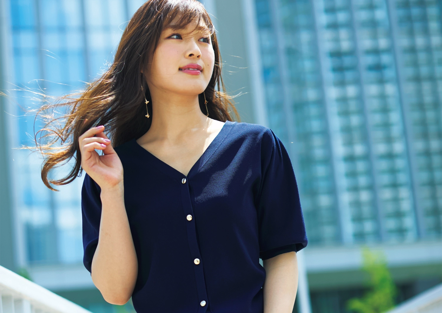 【汗ジミ対策】目立たないカラーで涼しげ＆清潔感をキープ♡秋はじめに頼れるネイビーアイテム