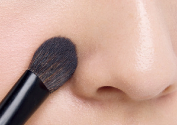 小鼻にパウダーを載せている様子