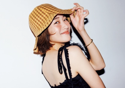 後ろ姿でドキッとさせる♡パパッとおしゃれな大人の肌見せモノトーンコーデ