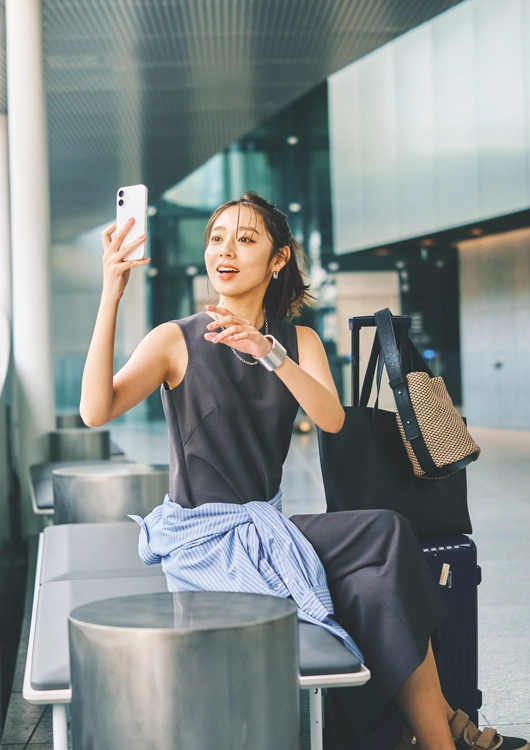 チャコールグレーで上品なシンプルワンピ休日コーデ