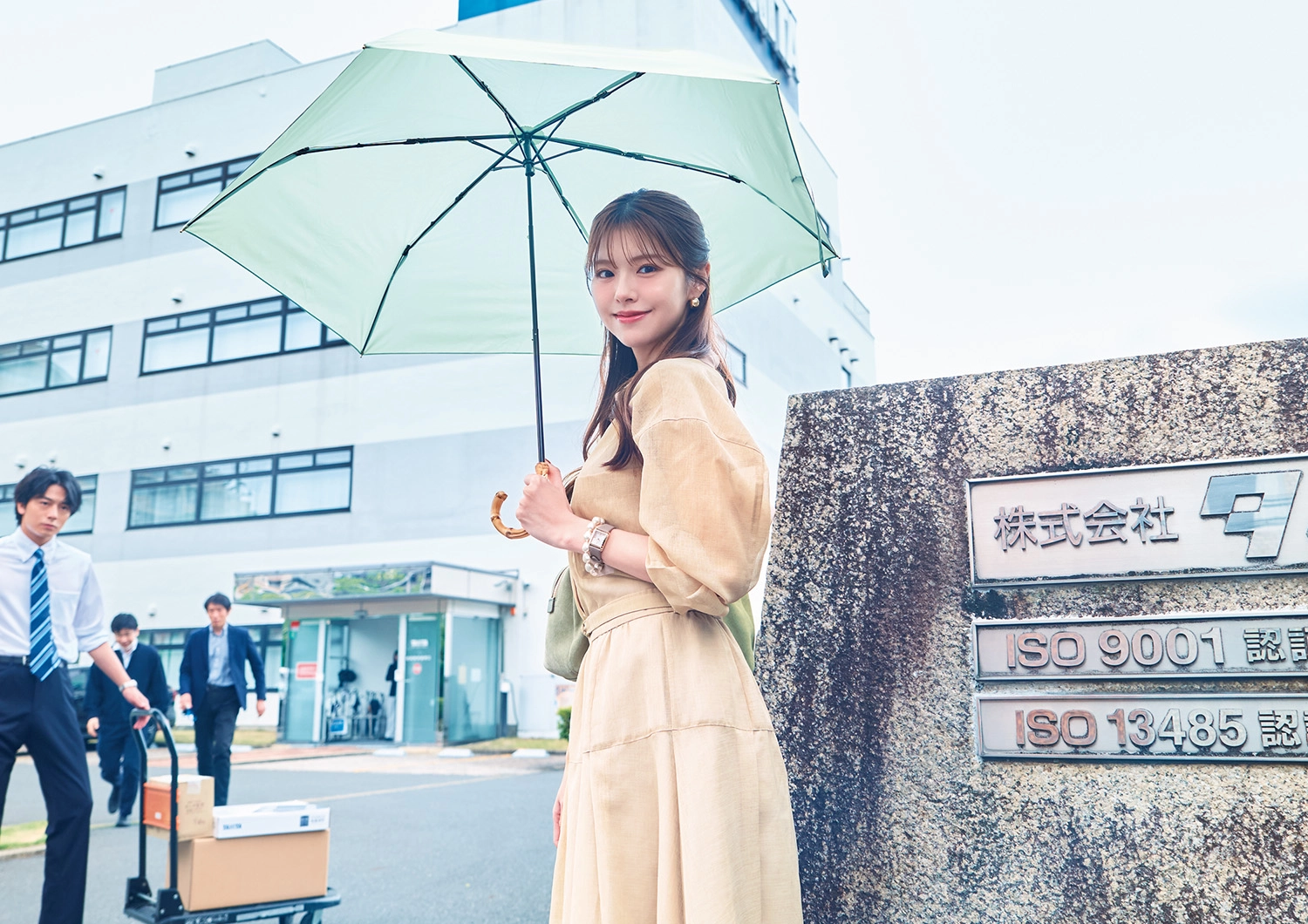 通気性のいいシアー素材で涼やかに♡セットアップでつくる楽ちん通勤コーデ【毎日コーデ】のメイン画像