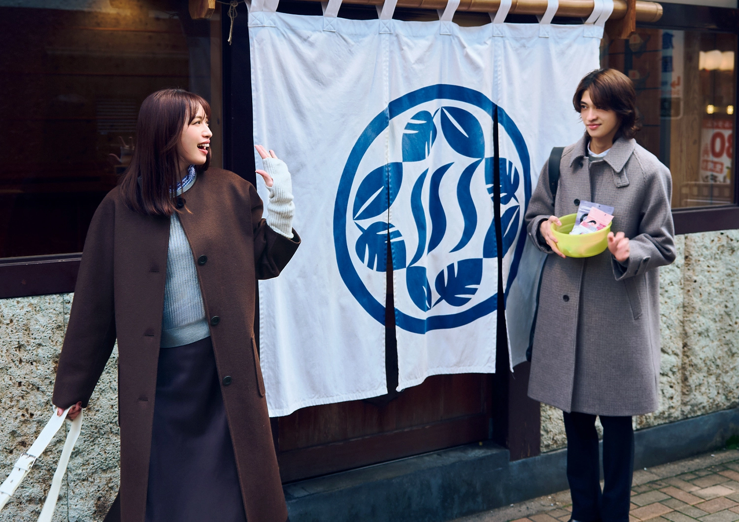 ブラウン重ねで今っぽく♡サテンスカートの上品通勤コーデ【毎日コーデ】