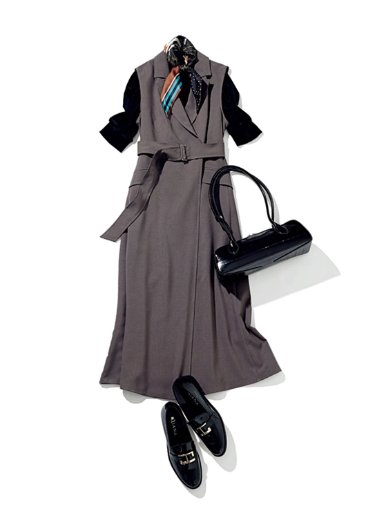 辛口小物が光るダークカラー通勤コーデ