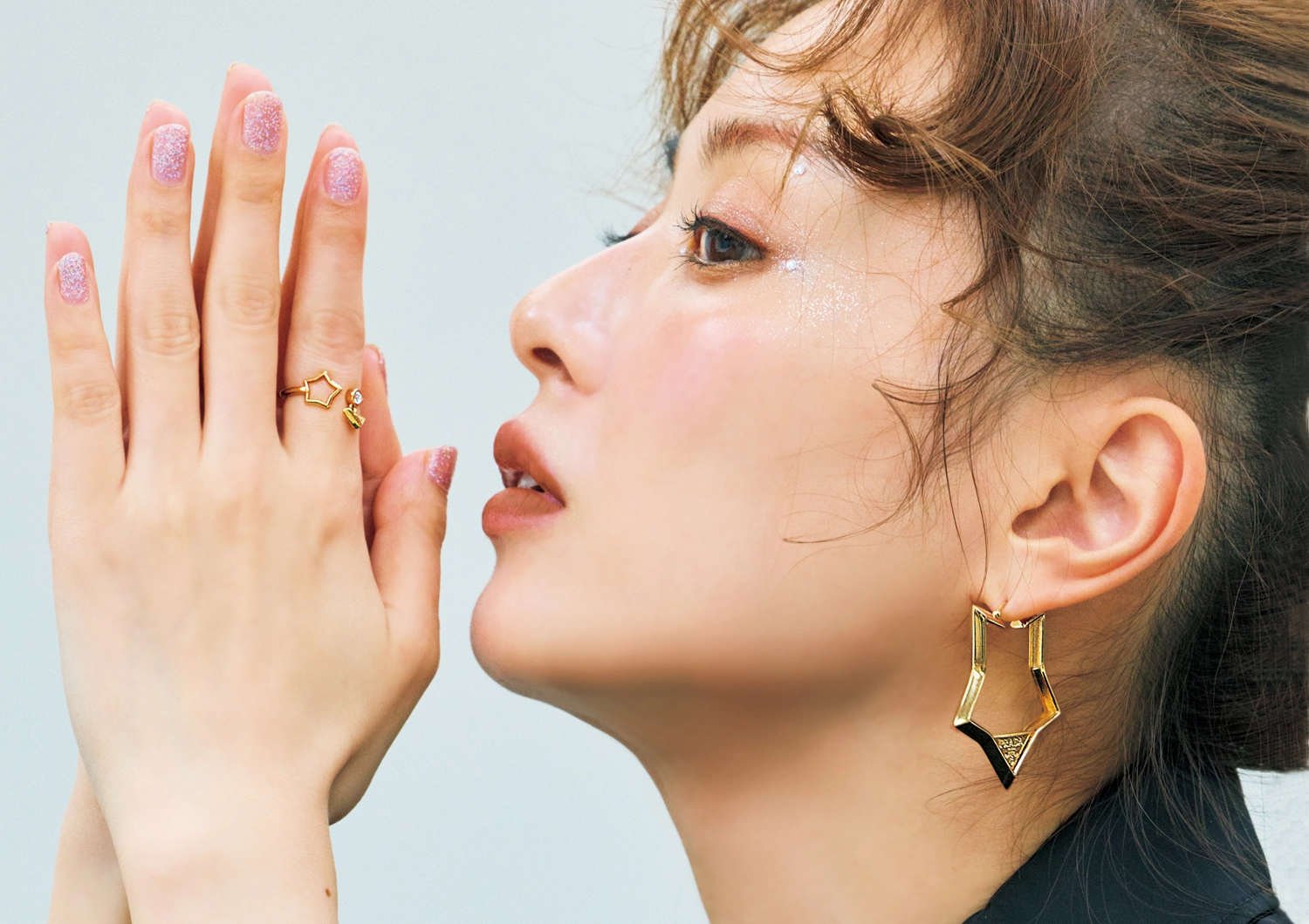 【PRADA】大ぶりが大本命！シンプル服の夏こそ頼りたいモチーフジュエリー
