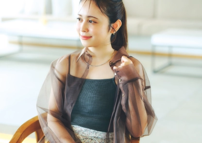 夏の透けシャツのインナー、どうしてる？上品にまとまるおしゃれな解決法をレクチャー