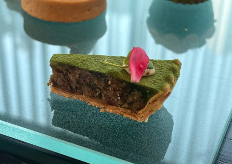 牛肉煮込みとハーブゼリーのタルト