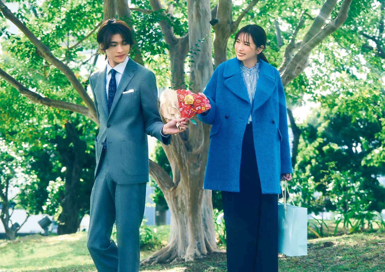 さりげない甘さがカギ♡青チェックで叶える大人ガーリー通勤コーデ【毎日コーデ】