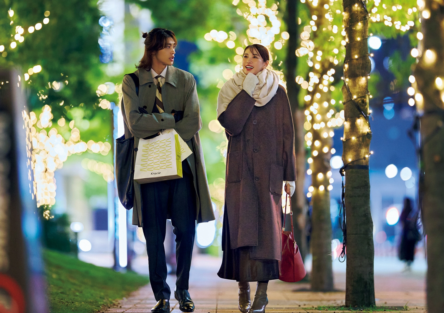 外回りでも可愛く防寒！マフラーが映える〝ノーカラーコート〟使った通勤コーデ【毎日コーデ】のメイン画像