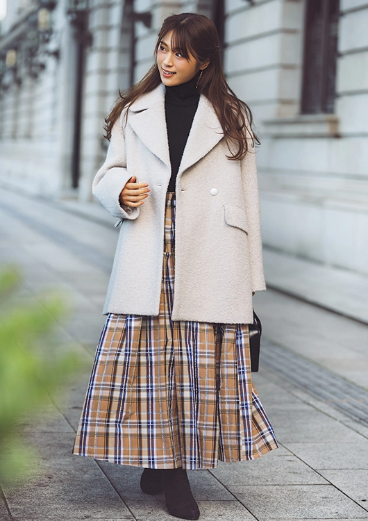 【ON】ブラウンのタートルニットで上半身を引き締めてスタイルアップ