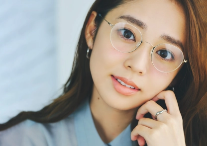 かけるだけで盛れる！アラサー女子におすすめのトレンド「細リムメガネ」3選