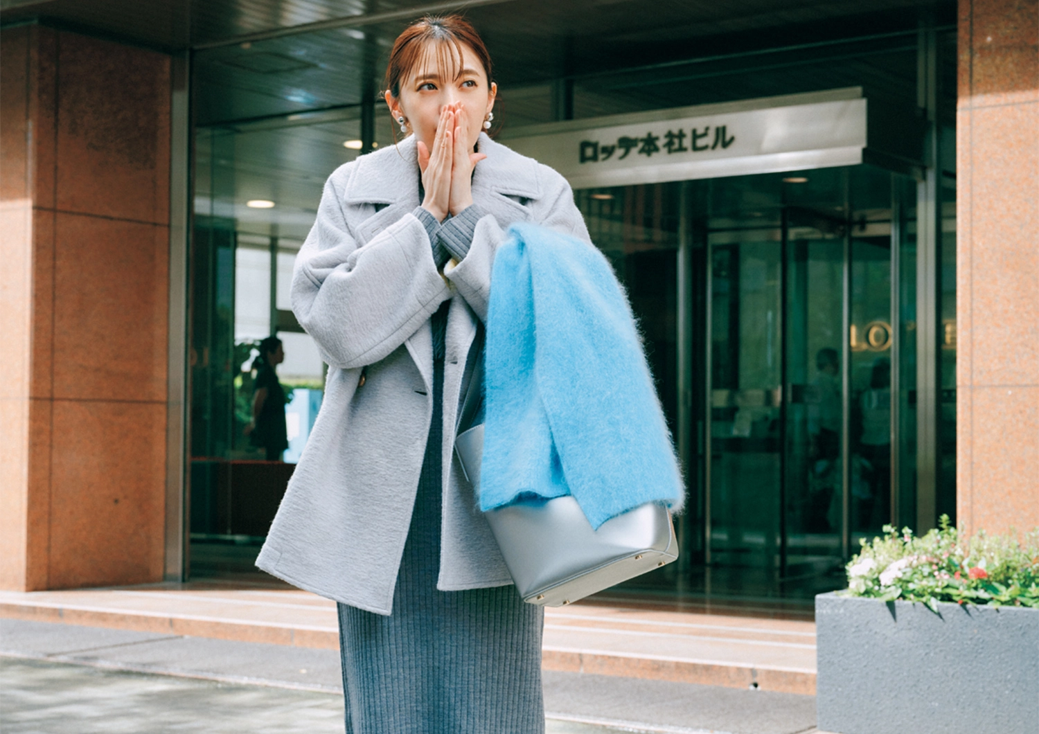 長期間使えて今ドキ♡なミドル丈コートを主役にした通勤コーデ【毎日コーデ】